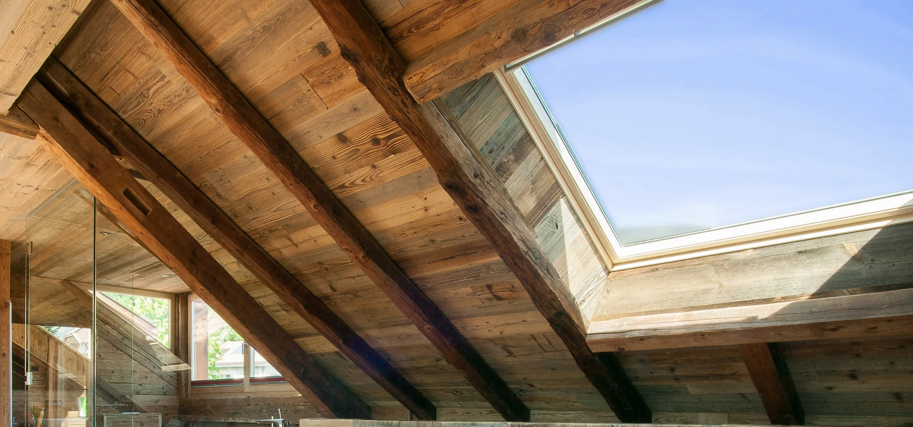 Dachflächenfenster in einer Altholzdecke, Sparren und Schalung von unten