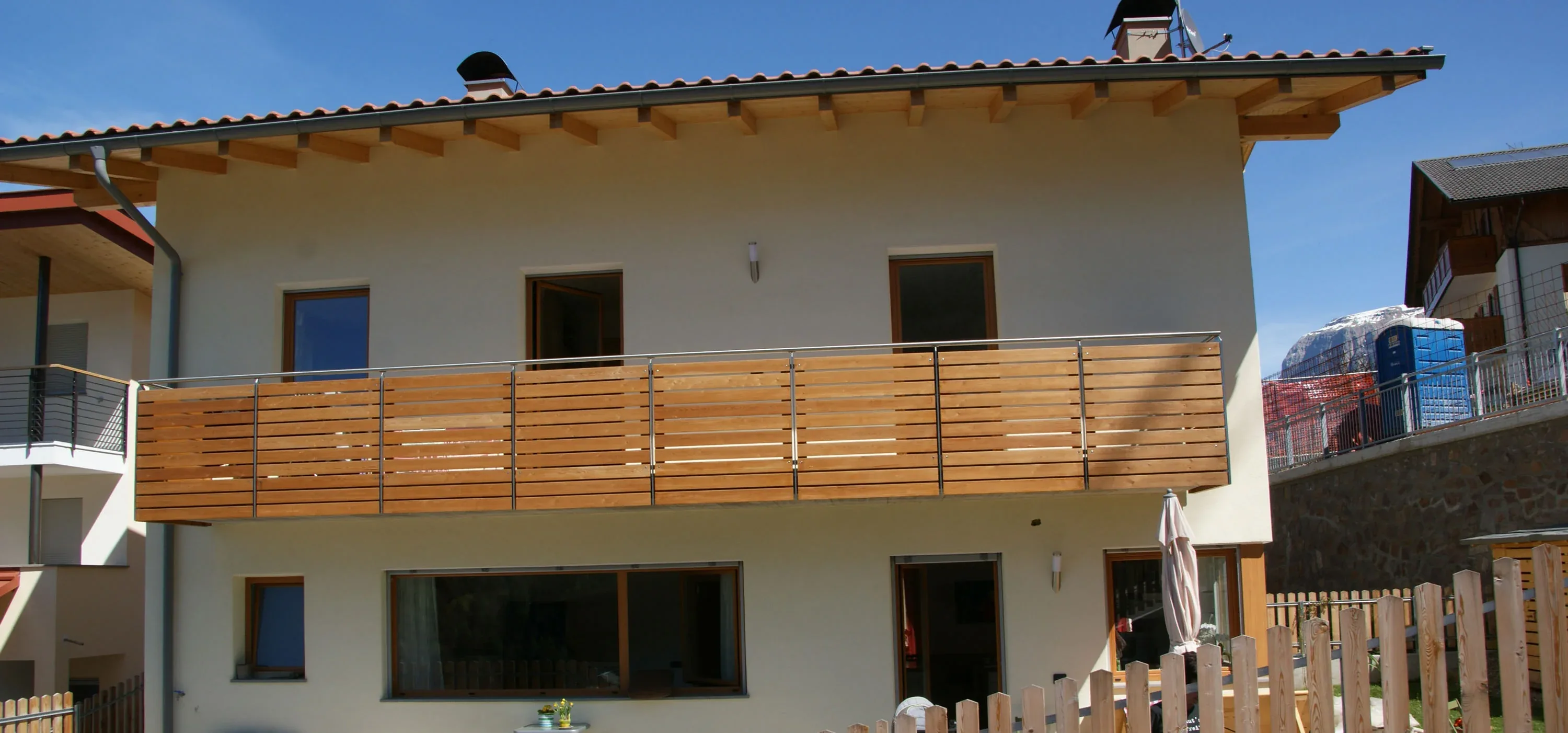 Balkon über die ganze Hausfront, Geländer aus waagrechten Holzlatten
